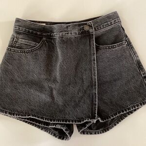 Levi black denim skort size 25